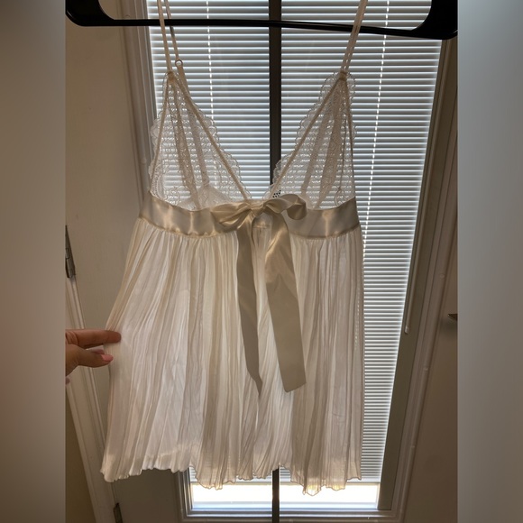 Victoria's Secret || Victoria’s Secret bridal Pleated Lace Babydoll lingerie - Picture 8 of 13